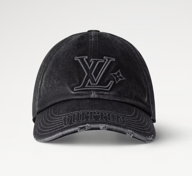 <p>LVフラワー刺繍と「VUITTON」ロゴ刺繍が目を引くデザイン、各個体に異なるウォッシュ加工による表情の違いが特徴。個別ウォッシュ加工により同じ商品でも色味や風合いに微妙な違いが生じ、それぞれが一点物としての価値を持つ。</p>