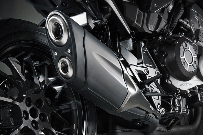 <p>DOHC・水冷・4ストローク直列4気筒998 cm³エンジンを搭載。スロットルバイワイヤやクイックシフターなど電子制御技術を採用。</p>