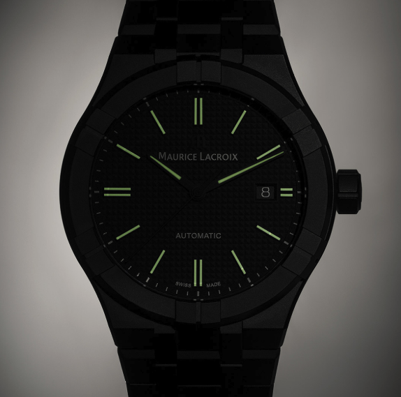 <p>ブラックの Clous de Paris 模様ダイヤルに、ブラックのインデックスおよび針（白い Super-LumiNova 塗布）を装備。3時位置に日付表示。夜間・暗所での視認性を確保。ベゼルにはアイコンモデル特有の六つの“クロー”デザイン。秒針も黒めプレート。視覚的な統一感と機能性を併せ持つ仕様。</p>