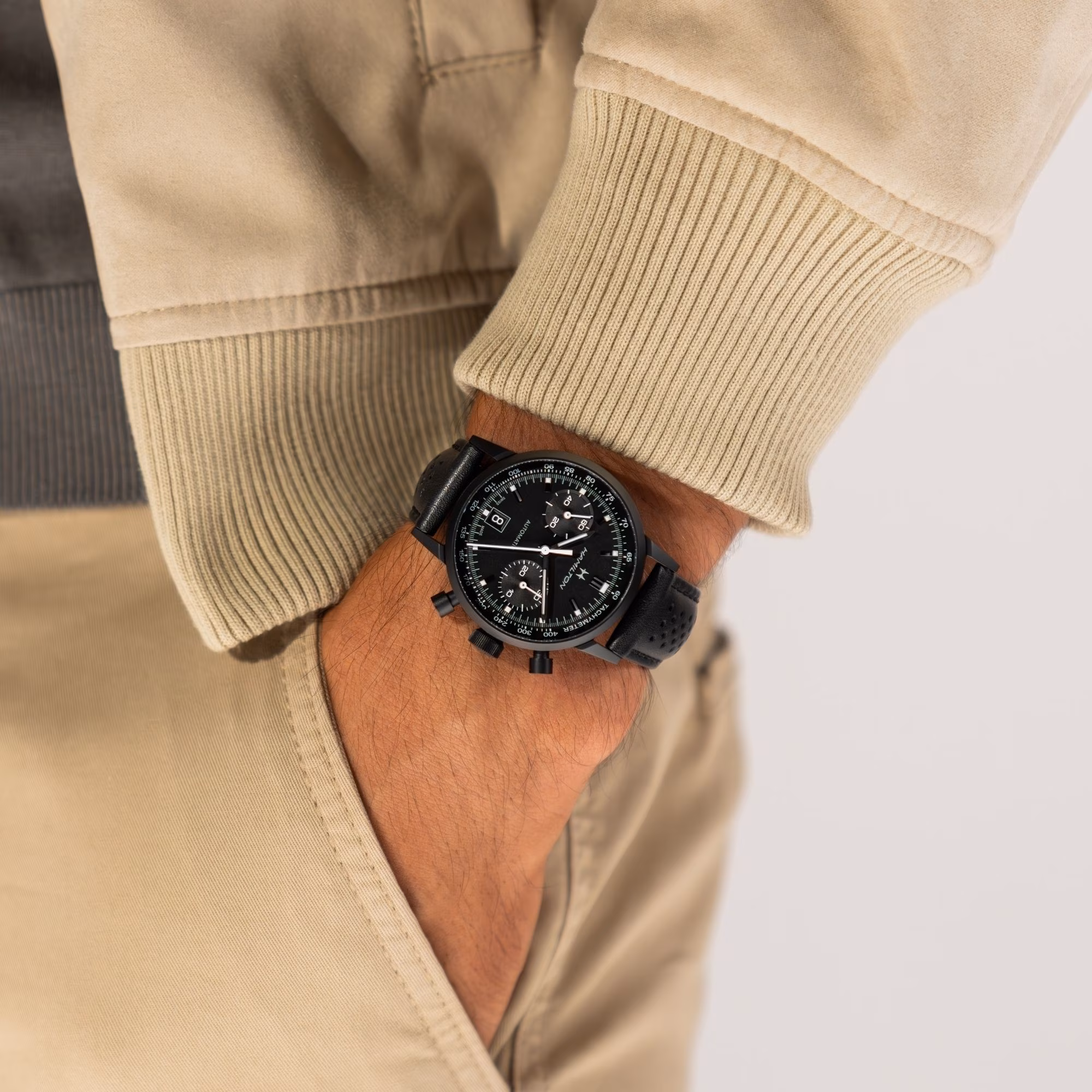<p>ケース径 40mm、厚さ 14.45mm。ブラック PVD コーティングを施したステンレススティールケース。パンチングレザーストラップ付きでラグ幅 20mm。日常使い可能なサイズ。</p>