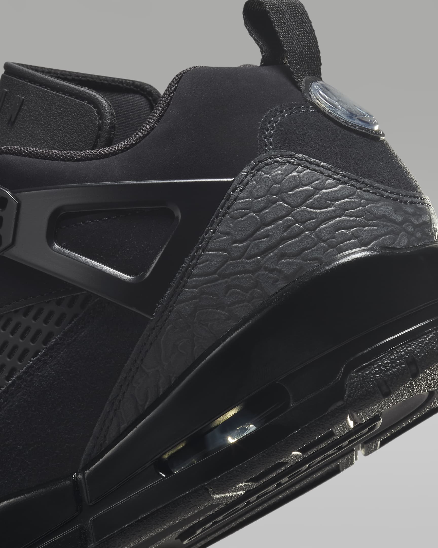 <p>Nike Airテクノロジーが衝撃を吸収し、歩行時の快適性を向上。</p>