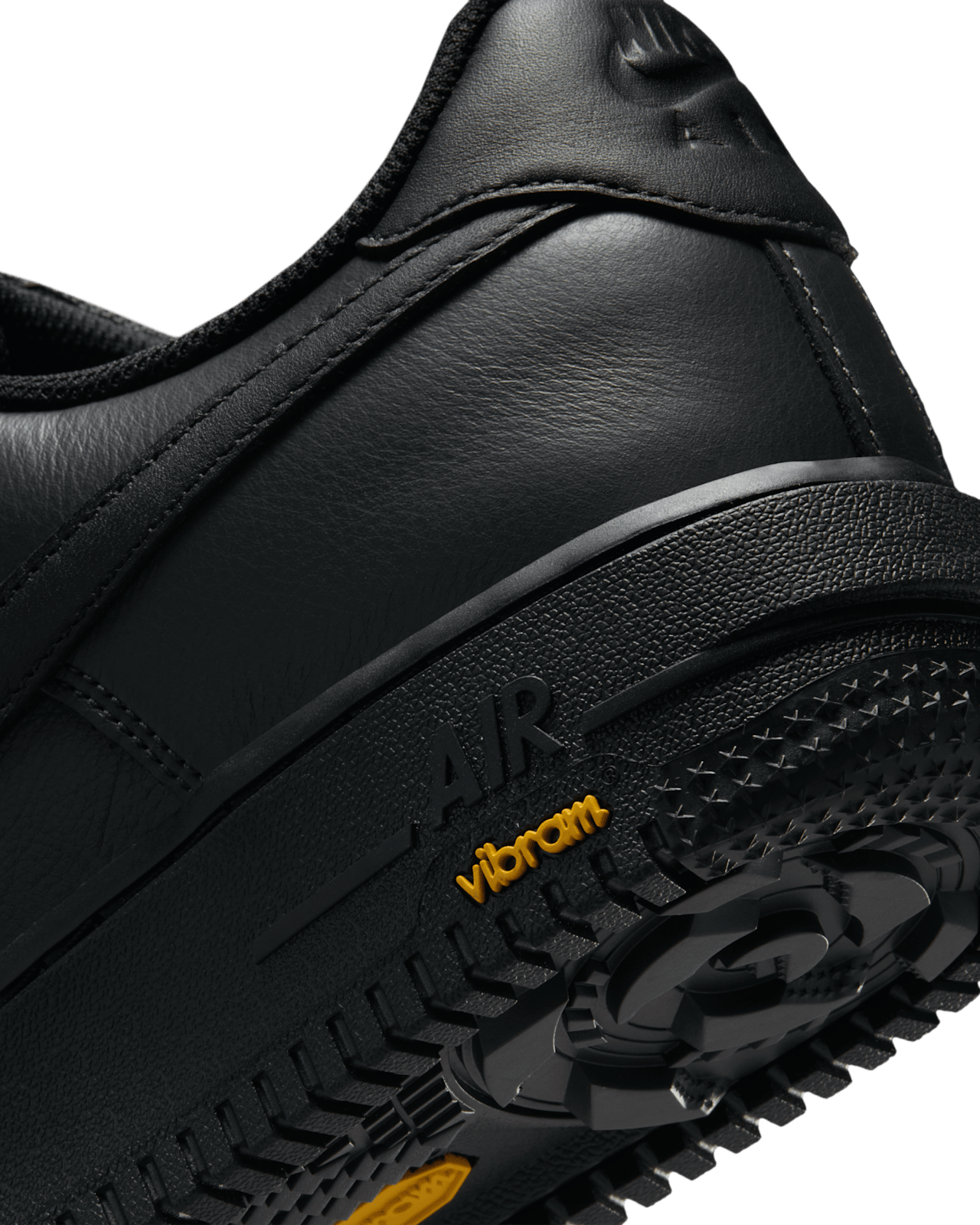 <p>Vibramソールが濡れた路面でも優れたグリップ力を提供し、滑りやすい冬の道でも安心して歩行可能。</p>