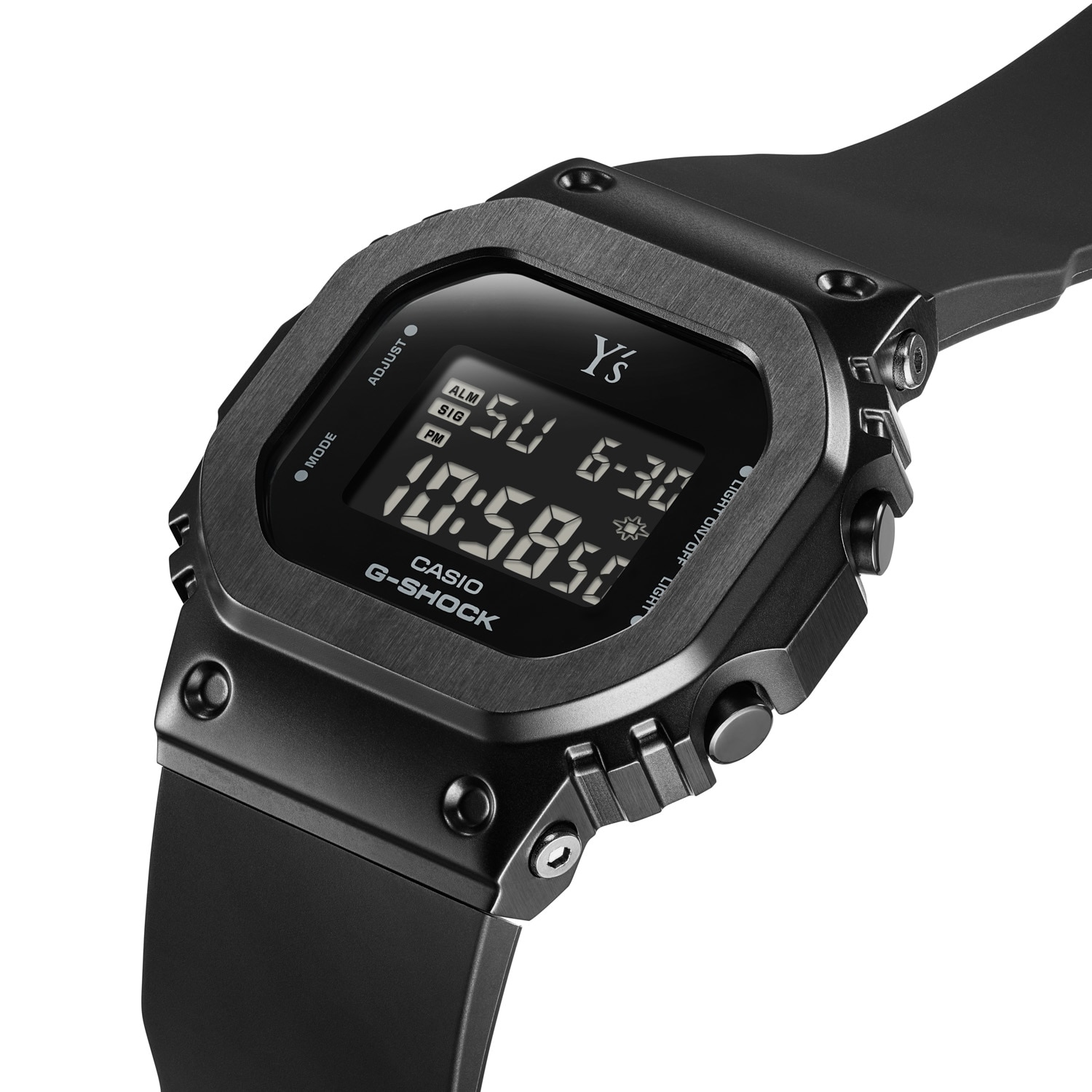 <p>G-SHOCKスクエアモデルを小型化したメタルベゼル仕様を採用。ケースやベゼルなどパーツごとに異なる仕上げにより、質感の違いを楽しめる。</p>