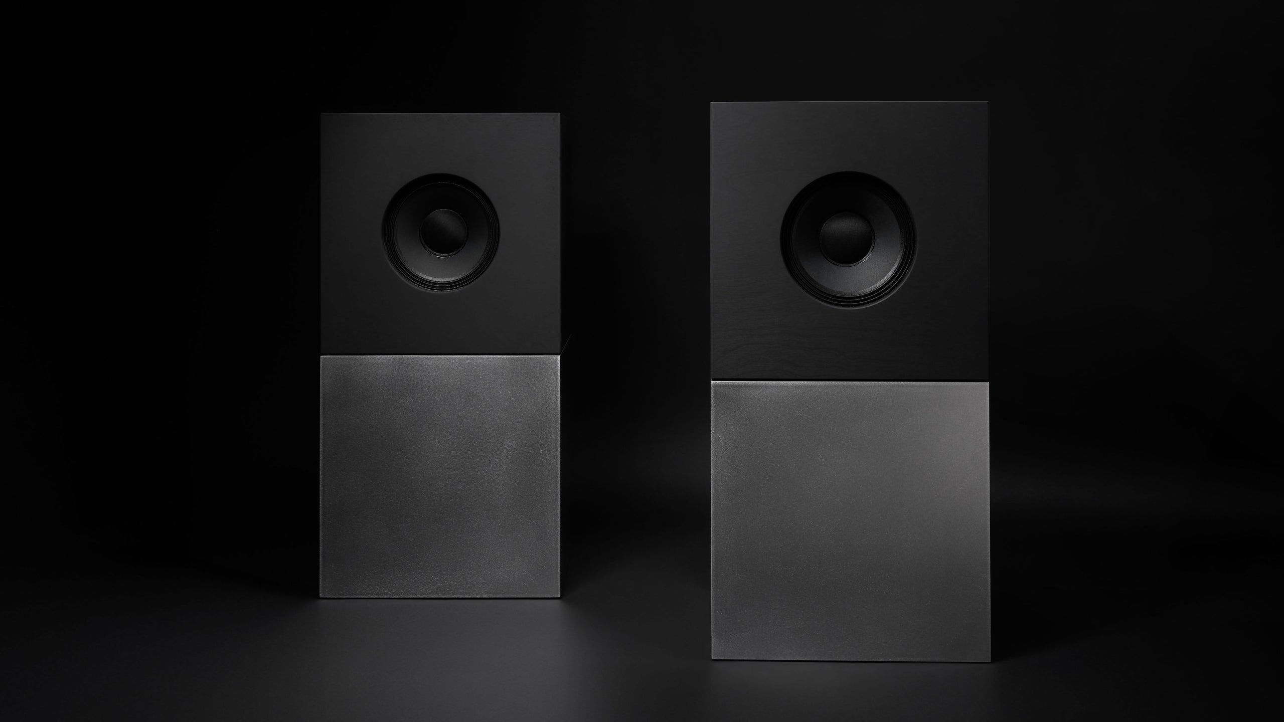 <p>25kgのスチール製ベースで安定。合計約80kgのシステム重量により、日常使用での振動やズレに強く、設置後の安定性が保たれる。</p>