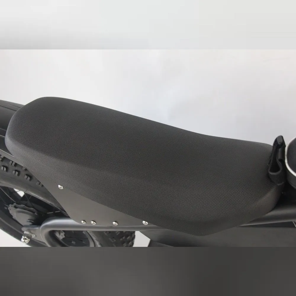 従来モデルよりシート高約10cmアップ、全長約12cm延長で座りやすさと走行安定性を向上。小型で低重心の設計により足つき性にも配慮。