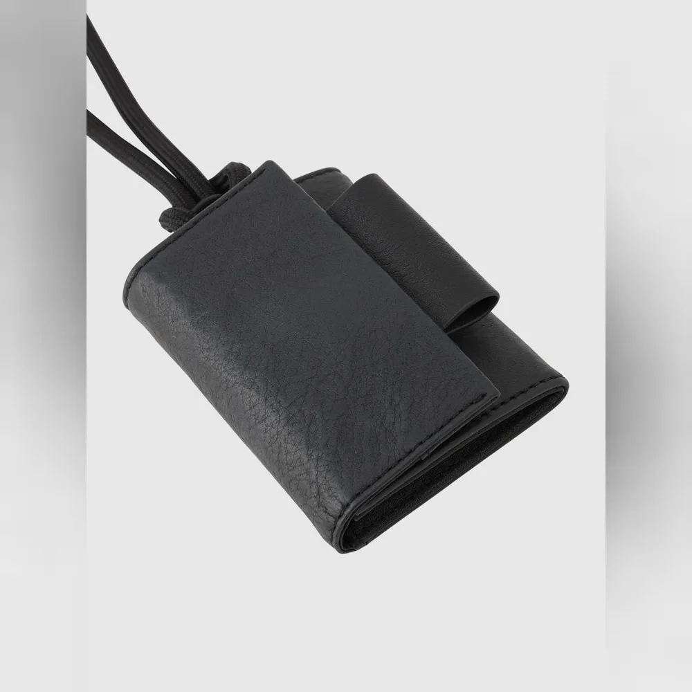 「ATTITU」バックパックコレクションのアイコンである大きな革タグ付き。アクセントとして、バッグ使いでも目を引くデザイン。