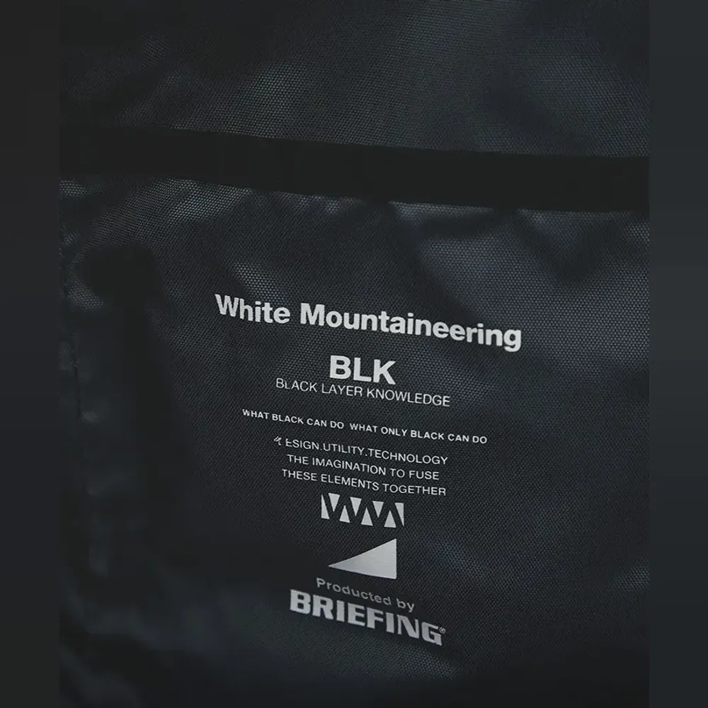 エコレザーとナイロン素材を組み合わせ、バンジーコードや“BLACK LAYER KNOWLEDGE”デザインで個性をプラス。