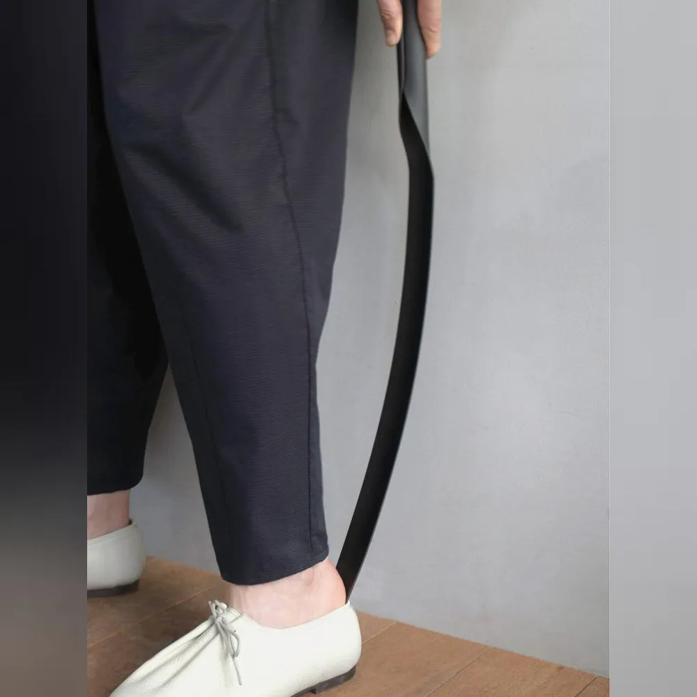 しなやかにしなるバルカナイズドファイバー製の本体が、靴をスムーズに履く動作をサポート。軽量かつ割れにくいため扱いやすい。