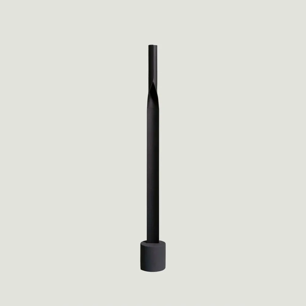 本体サイズは幅4×奥行3×高さ68.5cm。土台は幅8×奥行8×高さ8cmのコンクリートで、差し込んで立てておける。仕上げはウレタン塗装。