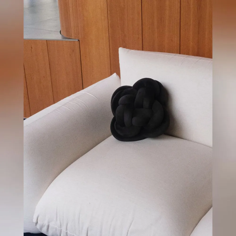 ソファやベッドに置いて、体の力を抜いてあずけるためのクッション。シンプルなかたちなので、部屋のなかで浮かない。