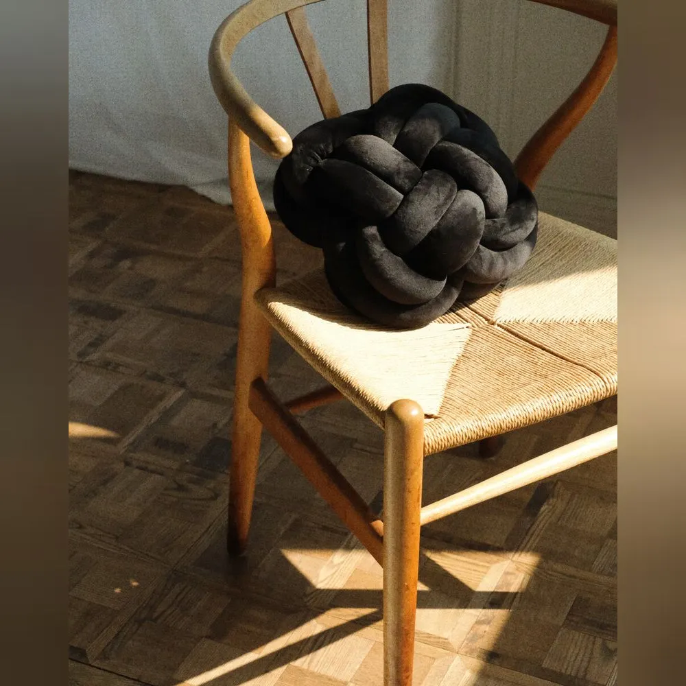 サイズはW30×H30×D15cm、カラーはblack、white、grayの3色展開。洗濯ネットを使えば丸洗いでき、通常使用での不具合を無償修理する1年保証が付く。