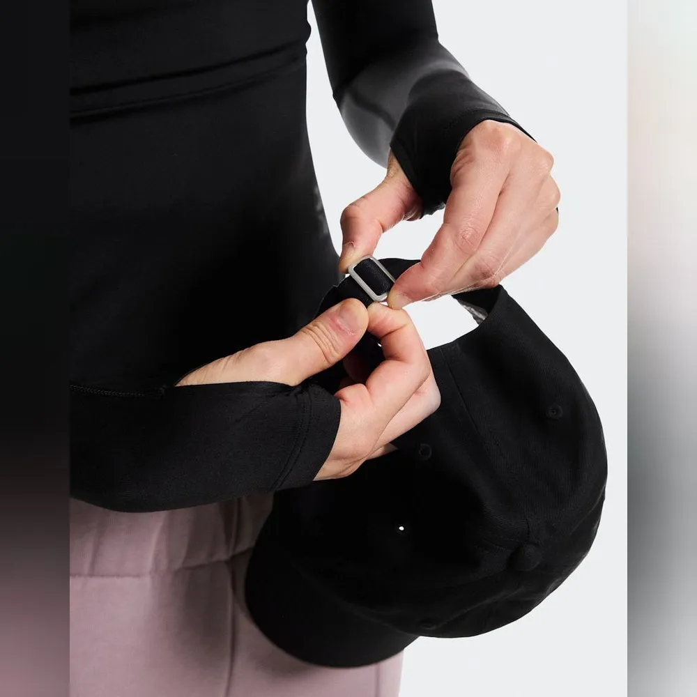 内側はコットン製のスウェットバンドで肌当たりを整え、クラウンに開けた刺繍アイレットが熱を逃がす。テープ加工したシームにもロゴが入り、脱いで手に持ったときに見える面まで作られている。本体もスウェットバンドもコットン100%。