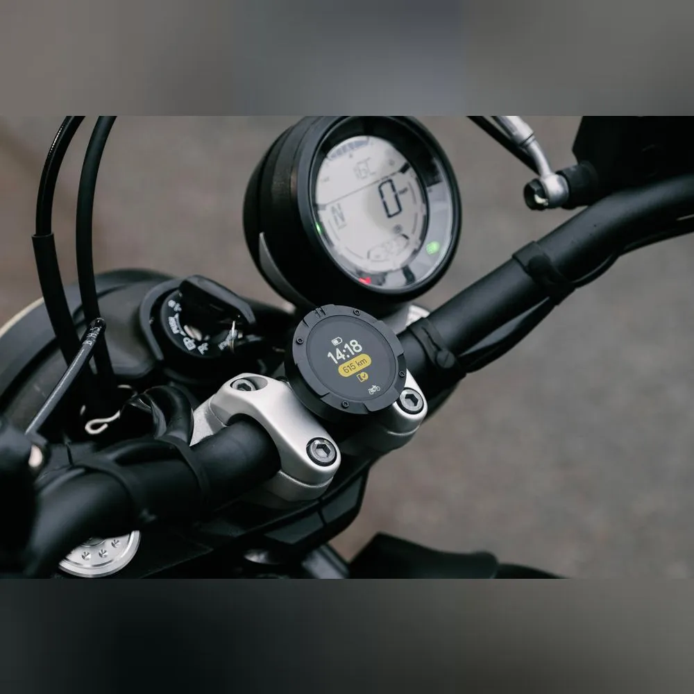 直径53mm・厚さ20mm・重さ40gで、既存のメーターの脇に収まる。付属の汎用ストラップマウントは16〜50mmの太さのバーに対応し、シリコンバンドで留める方式。ハンドル周りの太さを選ばず、空いている場所に足せる。