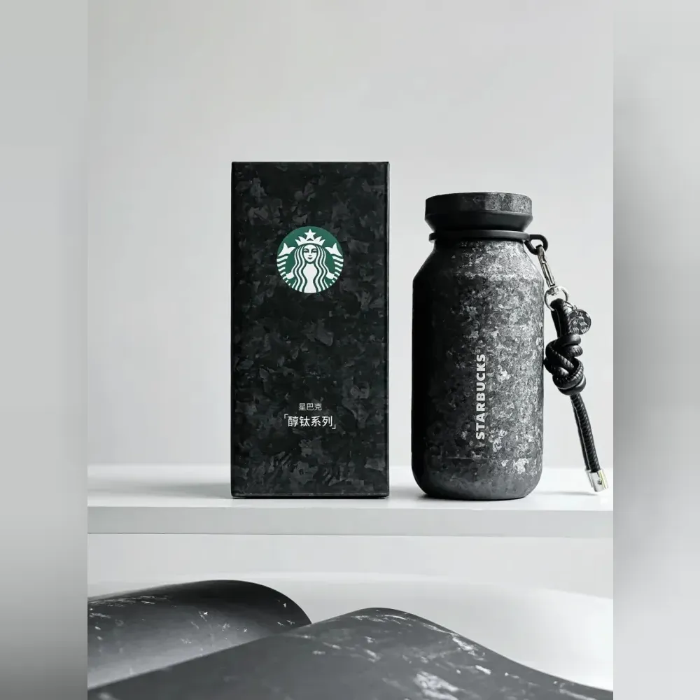430mlのキーホルダー付きボトルは牛乳瓶のような寸胴の形で、蓋はねじって閉める。外箱にも本体と同じまだら模様が刷られ、正面にスタバのロゴ、その下に中国語で「スターバックス チタンシリーズ」の文字が入る。