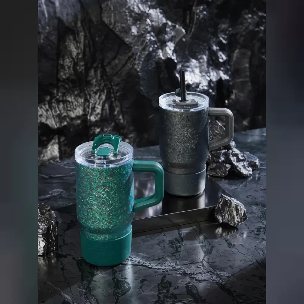 取っ手付きの型は透明の蓋にストローを挿すつくりで、底には本体と同じ色のシリコンカバーが付く。胴のロゴは浮き彫りで、まだら模様の中から浮かび上がる。色は黒と、青みの強い緑の2色。