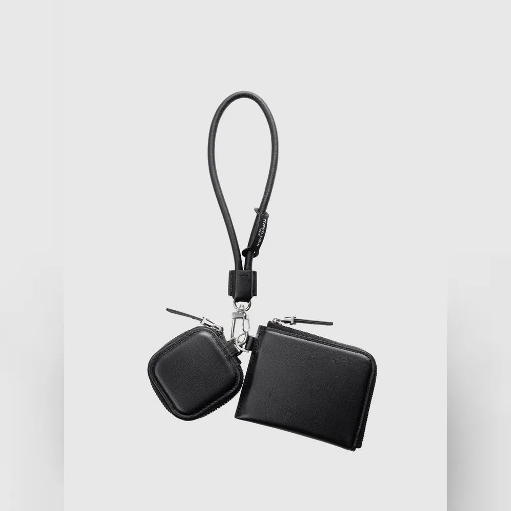 先端のナスカンで、同シリーズのDカン付き製品に接続できる。ミニ財布とイヤホンケースのように複数をまとめて提げれば、バッグを持たない外出の荷物が手元ひとつに収まる。