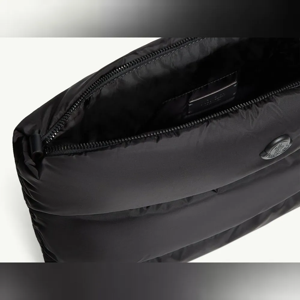 開閉はトップジップ。開口部が本体の長辺いっぱいまで取られているので、ラップトップを斜めに差し込まずまっすぐ出し入れできる。裏地も100%ポリアミドで、内側までブラックで通してある。