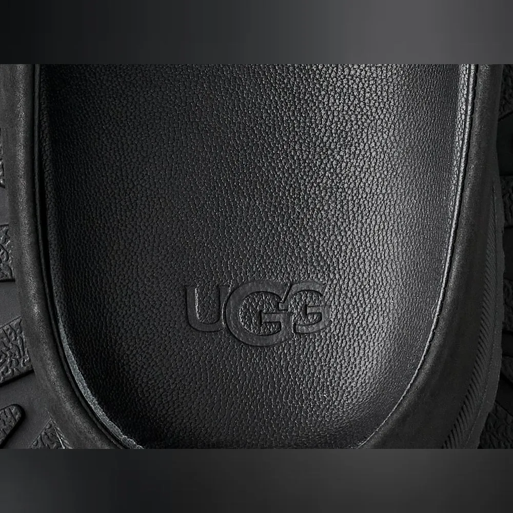 UGGのロゴはエンボス加工で、本体と同じ黒で型押しされている。色で主張せず、近づいて初めて分かる出方になっている。