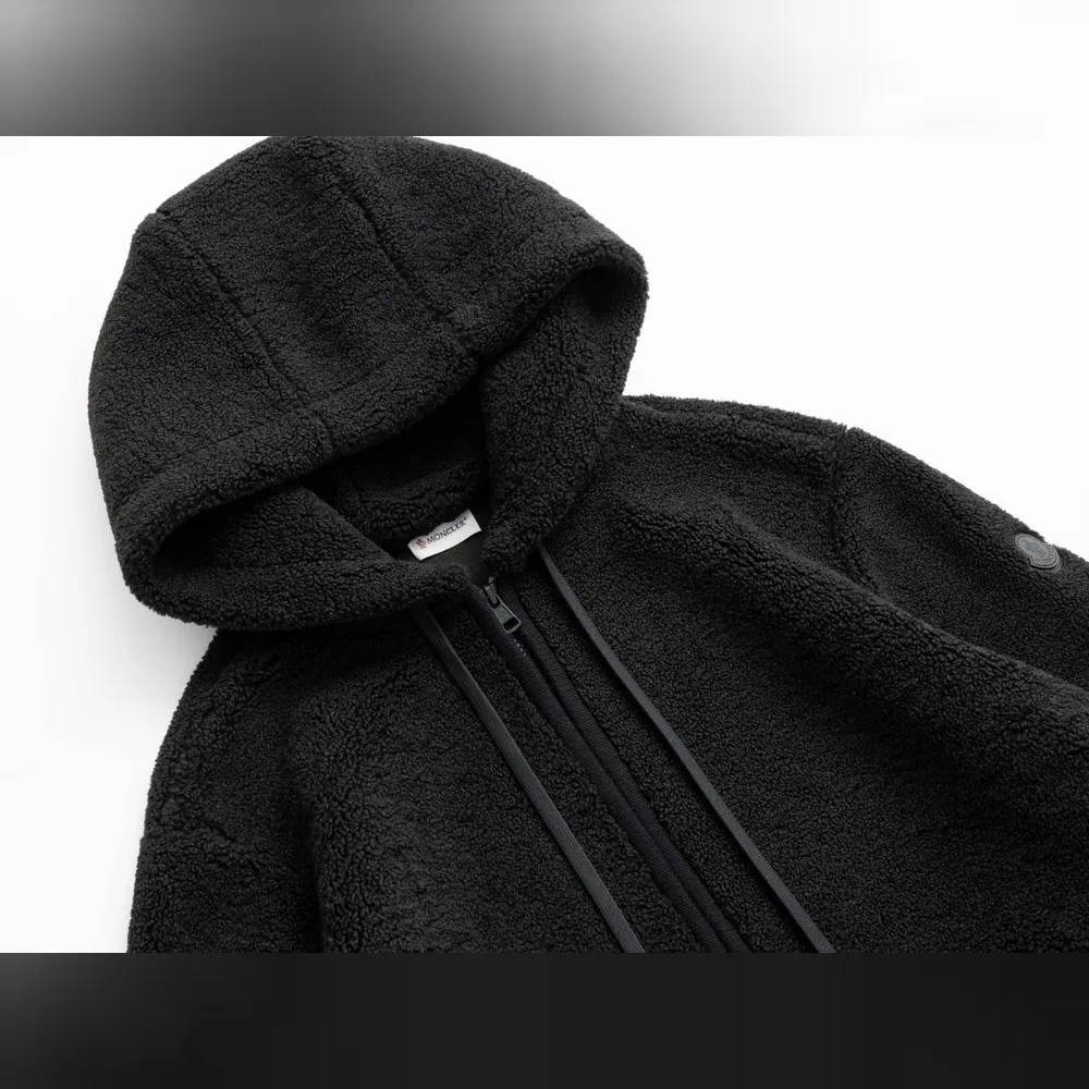 <p>ロンハーマンのみで展開される「MONCLER（モンクレール）」のフーディーのエクスクルーシブモデル。世界でもロンハーマンだけで展開されるシンプルかつクールなブラックカラー。</p>