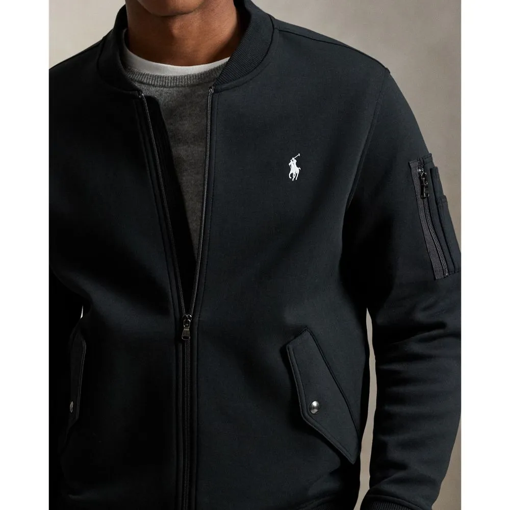 左袖にはジップポケット、ウエストには“Ralph Lauren”ロゴ入りのメタルスナップで留める2つのポケット。フロントジップの引き手にも“Polo”ロゴ入りの専用パーツが使われ、小物を分けて入れられる。
