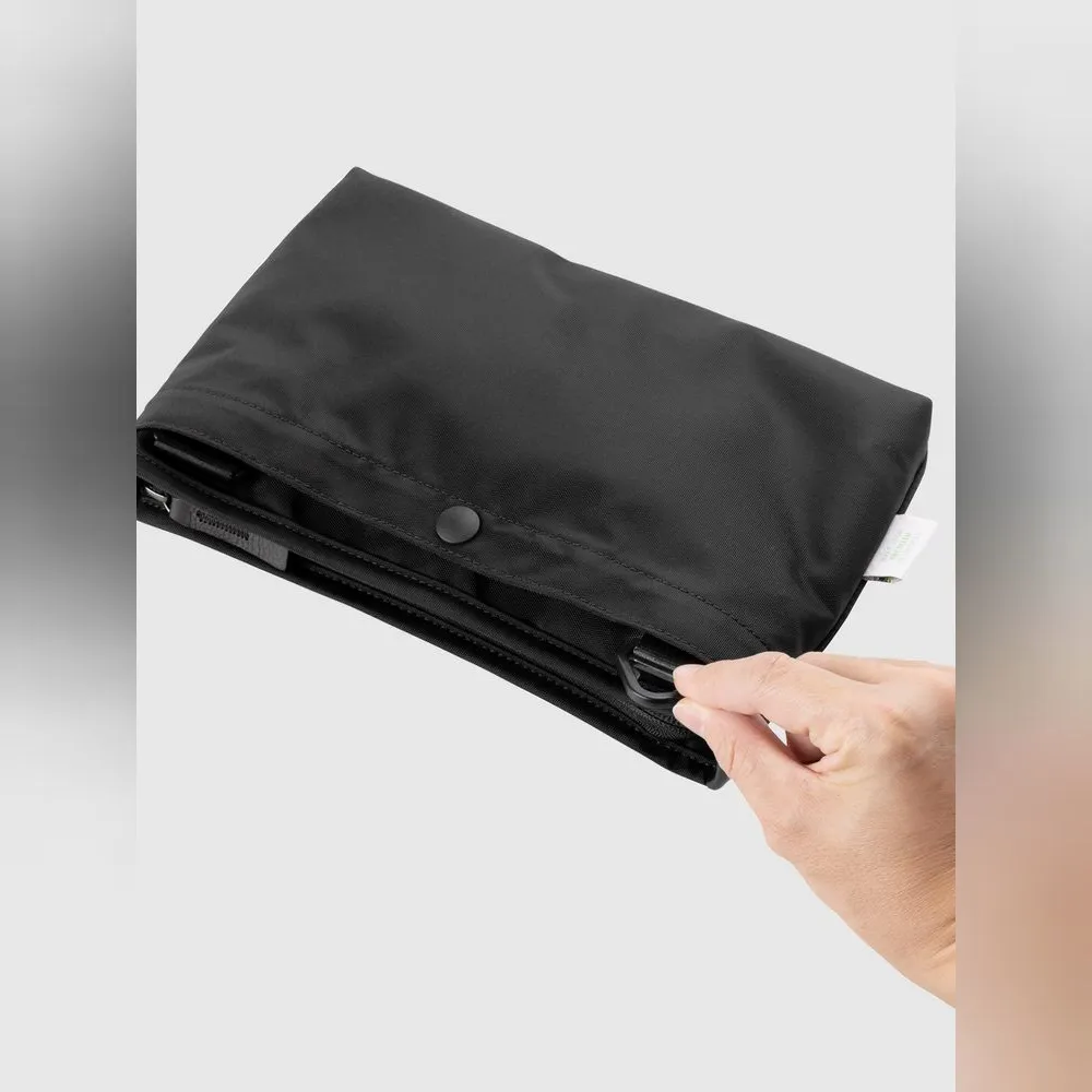 背面にはホック留めのポケット。スマホのように頻繁に出し入れする物をここに入れておけば、本体を開けずにすぐ取り出せる。