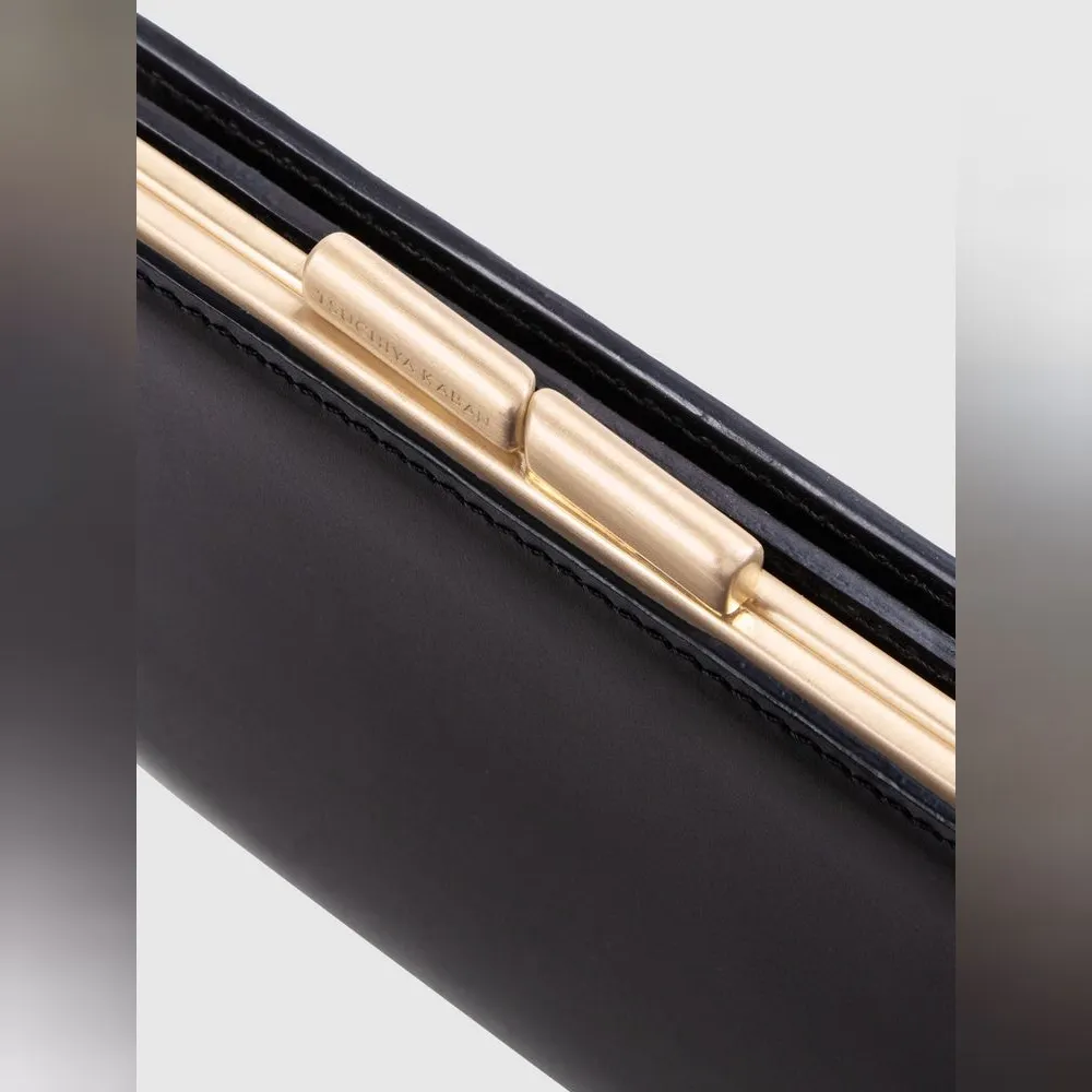 口金のつまみには四角い形を採用し、ハンサムな印象に仕上げている。金具の輝きは控えめで、さりげなく「TSUCHIYA KABAN」の刻印も入る。