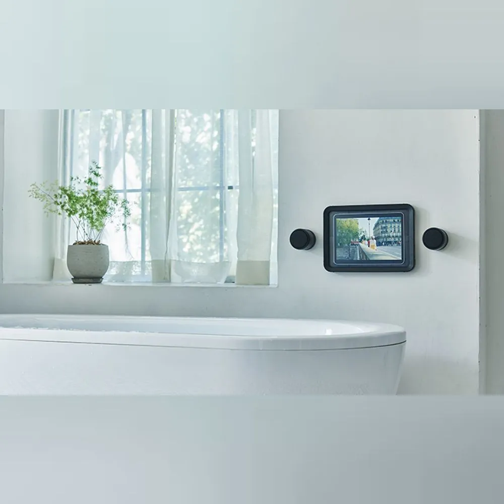 本体はIP67相当の防水・防塵で、水深1mに約30分沈めても動作する等級。底面にマグネットを内蔵しているので、ユニットバスの壁に左右で貼り付ければ、湯船からタブレットの映像をステレオで聴ける。