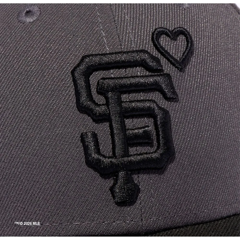 チームロゴの刺繍に、BASICKSオリジナルのアウトラインハートを重ねたデザイン。どちらも黒の糸で縫われ、チャコールグレーの本体に立体的に浮かぶ。正面から見たときに、定番の球団キャップとの違いがひと目で分かる。