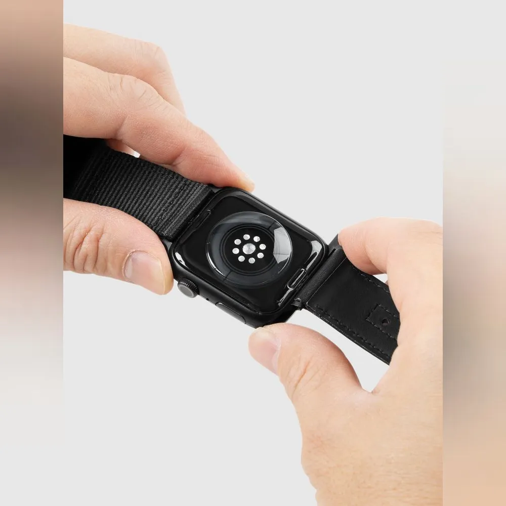 Apple Watchの仕様に合わせたスライド式で、本体の溝に差し込むだけで着け替えられる。留め具は内径を広めに取ってあり、ベルトを通しやすい。気分や服に合わせてバンドを替える日でも手間がかからない。