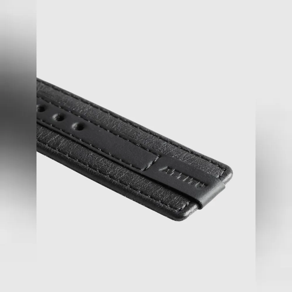 表革はecco leather社の「BLADE NEO FSDX」。薄く漉いた牛革の裏にTyvek®を貼り合わせており、軽くしなやかで、Tyvek®由来のしわ感が革の表面に表れる。ややマットな仕上がりは使い込むほどにつやが増して柔らかくなじむ。裏革はラバーのようにさらっとした肌触り。