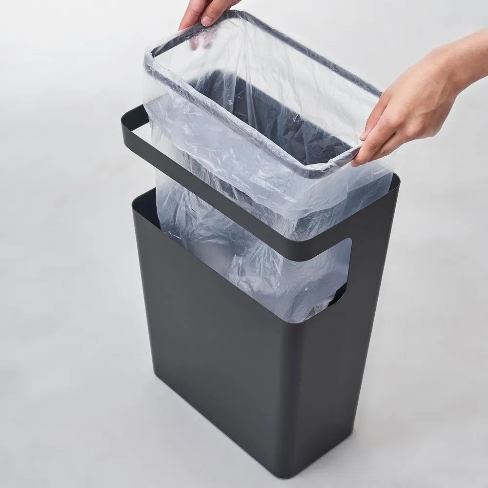 ポリ袋は本体の内側にストッパーリングで留める仕組みで、袋のふちが外から見えない。10〜20Lのポリ袋に対応。本体は粉体塗装のスチール製で、重量は約2.5kg。