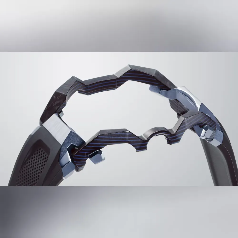<p>TRIPLE G RESIST構造、カーボンコアガード、サファイアクリスタル採用で堅牢かつ上質な佇まい。</p>