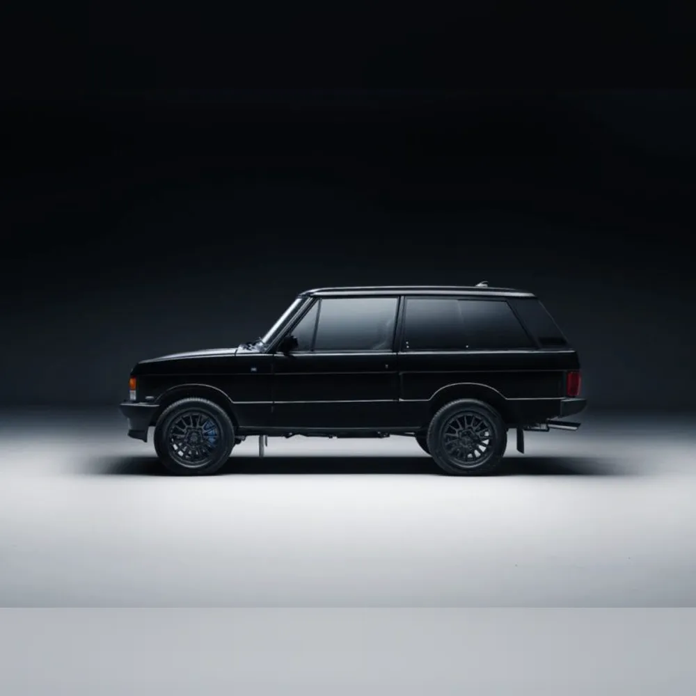 <p>限定10台のみ製作。Bishops Heritageによる完全リストアとBamfordのヴィンテージフォルムへの忠実な再現により、オリジナルの魅力を残しつつ革新を加えたデザイン。外観はLEDヘッドライトや18インチBowlerアロイホイール、ブラックトーンウィンドウなどでモダンに仕上げられている。</p>