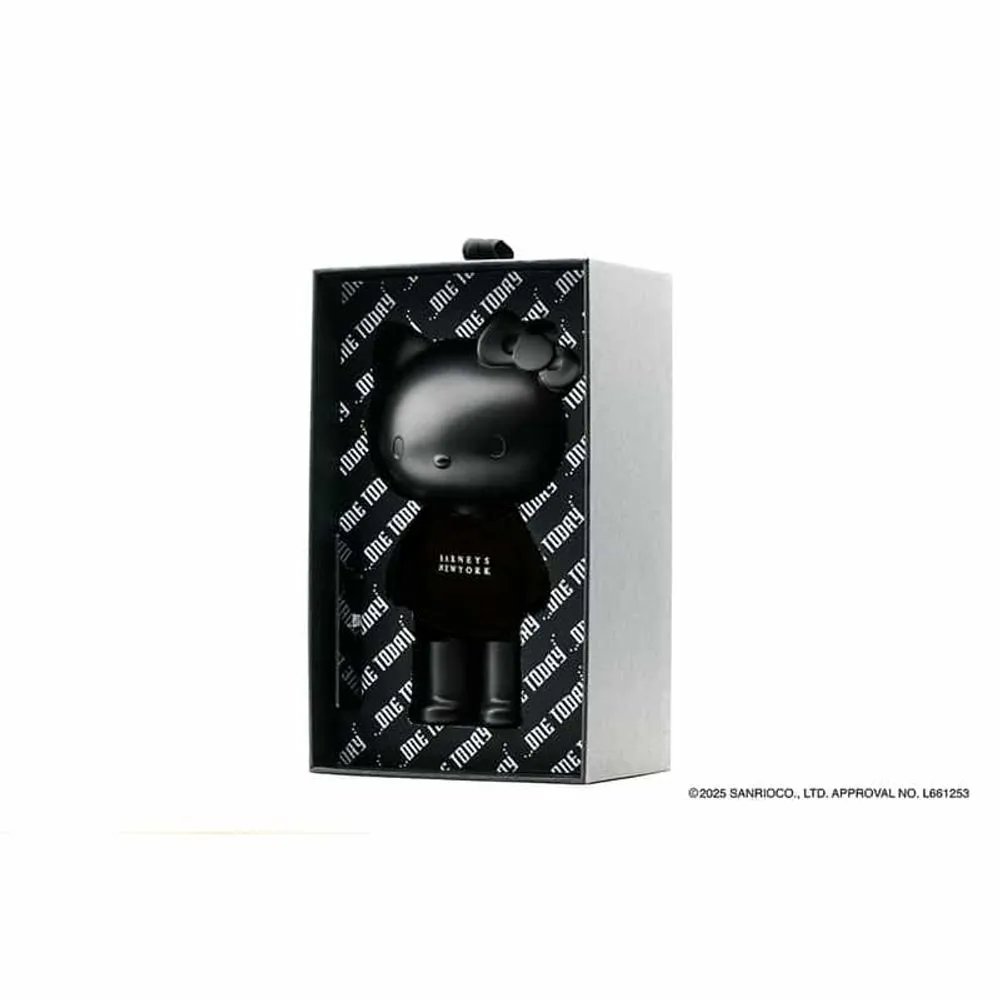 <p>2025年5月28日にバーニーズ ニューヨーク各店およびオンラインストアにて世界先行発売。旗艦店は5月29日より販売開始、オンラインではロゴ入りウェアバージョンのみ取り扱い。購入に制限あり（店舗では抽選・上限点数あり）。</p>