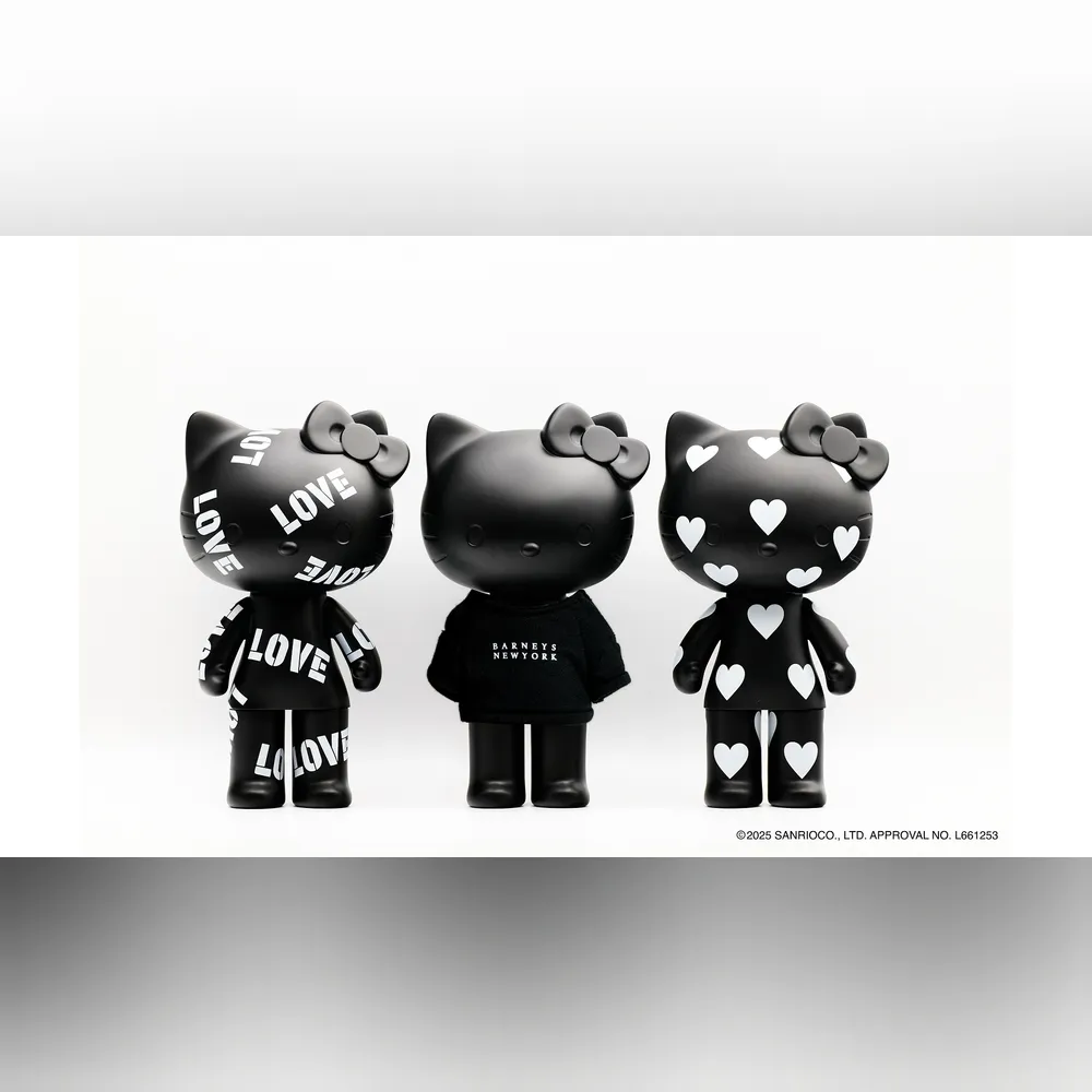 <p>オールブラック本体に“HEART”または“LOVE”のモチーフがあしらわれた2種と、ロゴ入りウェアを着用したバーニーズ ニューヨーク限定バージョンの計3種を用意。</p>