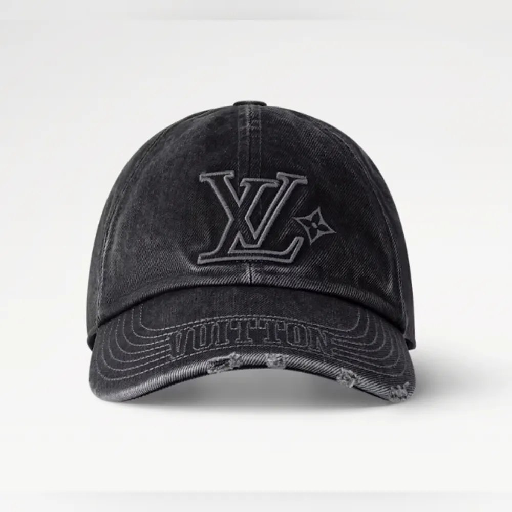 <p>LVフラワー刺繍と「VUITTON」ロゴ刺繍が目を引くデザイン、各個体に異なるウォッシュ加工による表情の違いが特徴。個別ウォッシュ加工により同じ商品でも色味や風合いに微妙な違いが生じ、それぞれが一点物としての価値を持つ。</p>