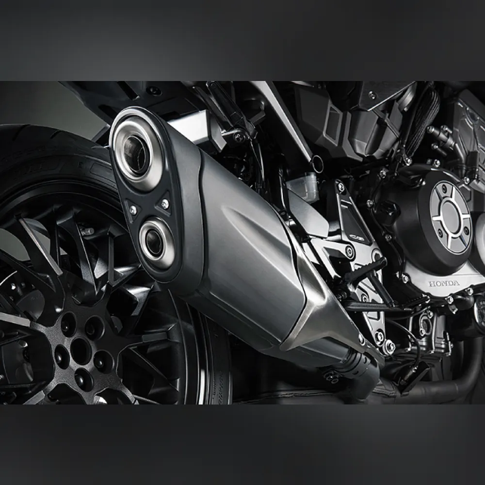 <p>DOHC・水冷・4ストローク直列4気筒998 cm³エンジンを搭載。スロットルバイワイヤやクイックシフターなど電子制御技術を採用。</p>