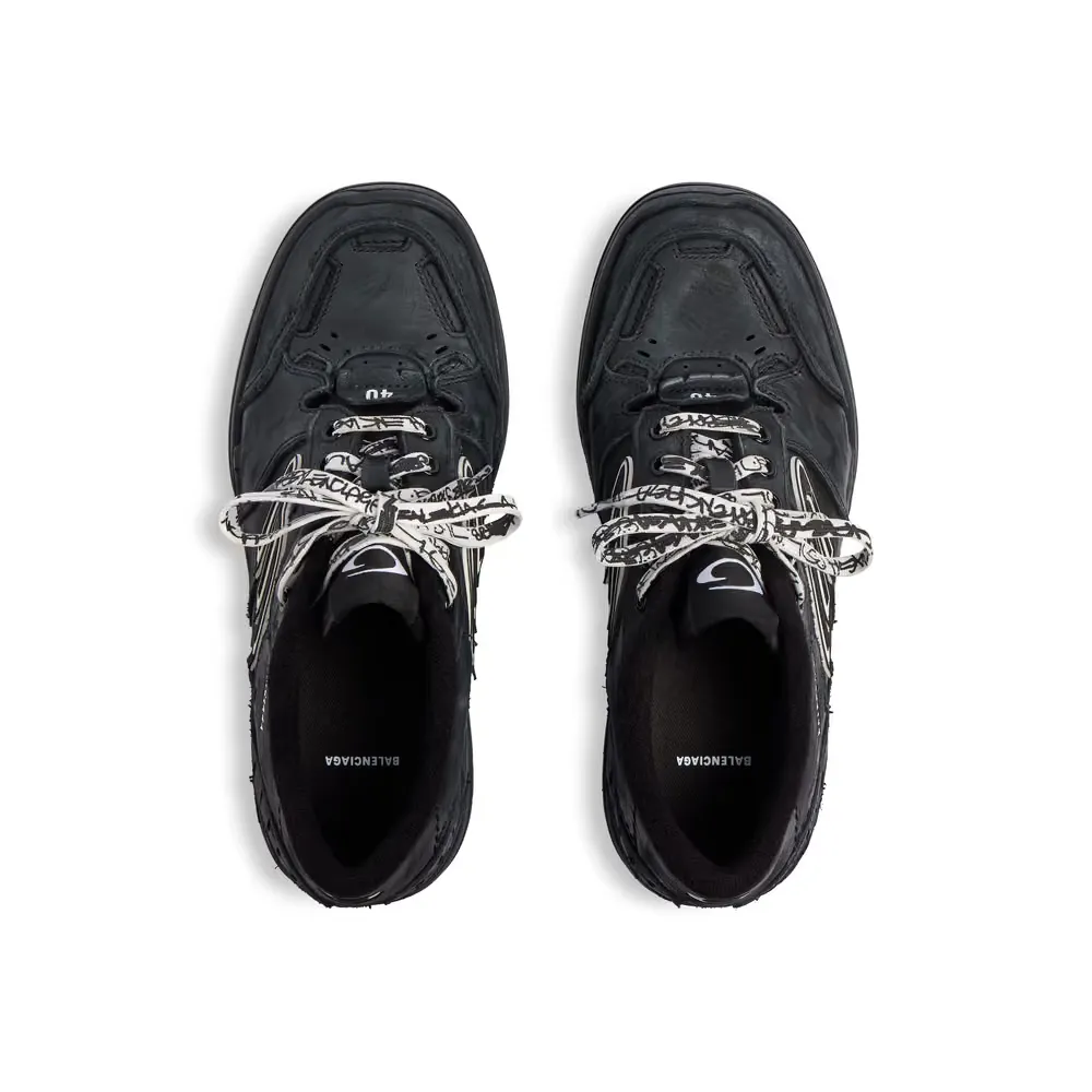 <p>アッパーにBalenciagaロゴのデボス加工、アウトソールにエンボス加工、両サイドに3B sports iconのラバーアートワーク、シュータンとヒールにLoop sports iconロゴを配置。</p>