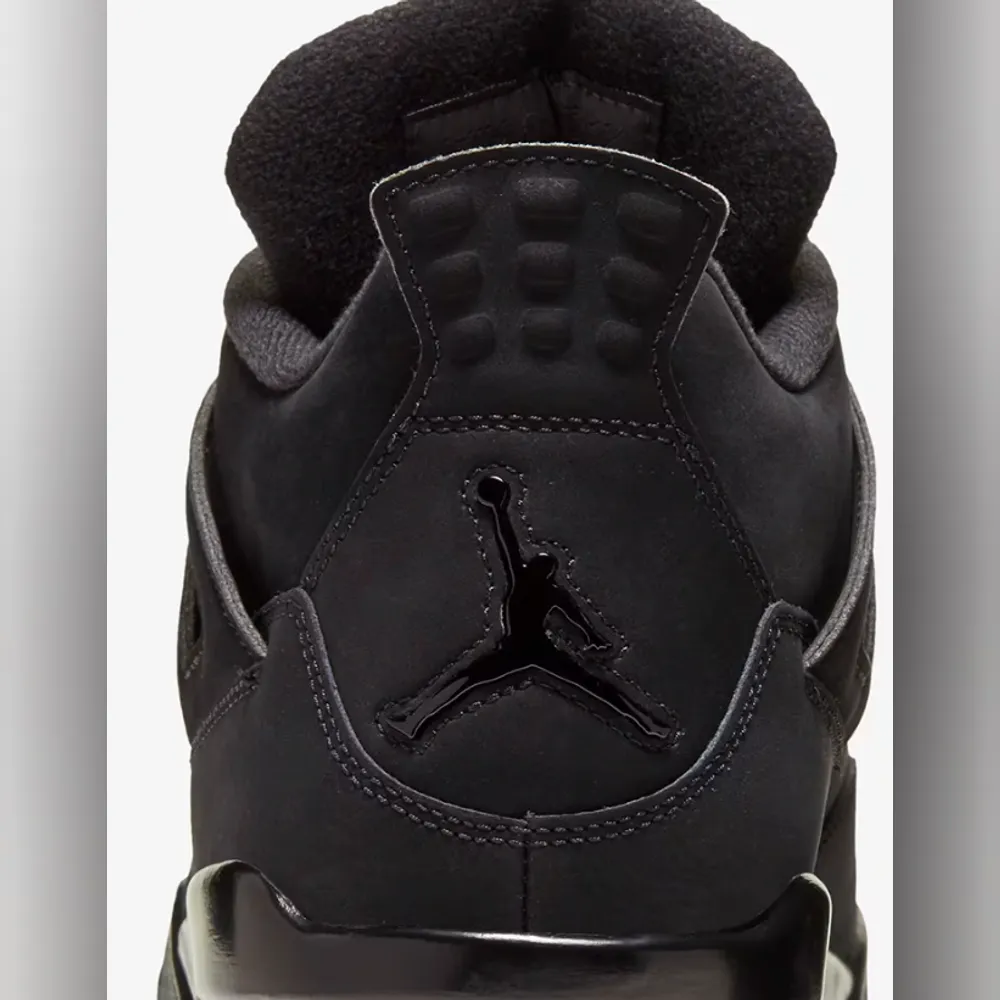 <p>“Black Cat” は Michael Jordan のニックネーム “Black Cat” に由来。AJ4 のこの配色は 2006年初版、2020年復刻を経ての復活モデル。1989年の OG モールドに近づけた形状調整もされている。ヒールのロゴも復刻版との違いあり。</p>