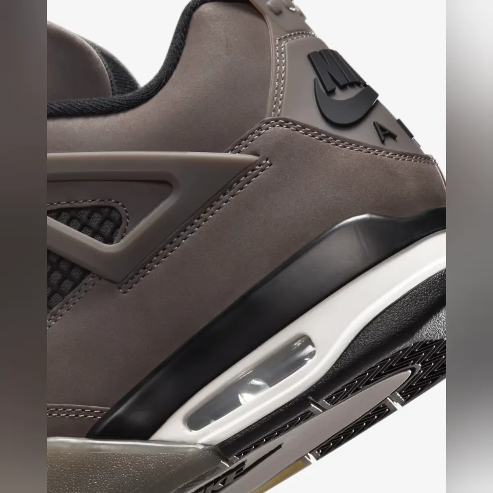 <p>ミッドソールに可視 Air クッショニング搭載。ヒールタブとタンにブランドロゴを配置。アウトソールには耐摩耗ゴムを使用。パッド入りカラー(履き口)で足首周りのフィット感を補強。歩行・普段使いに対応可能な設計。</p>