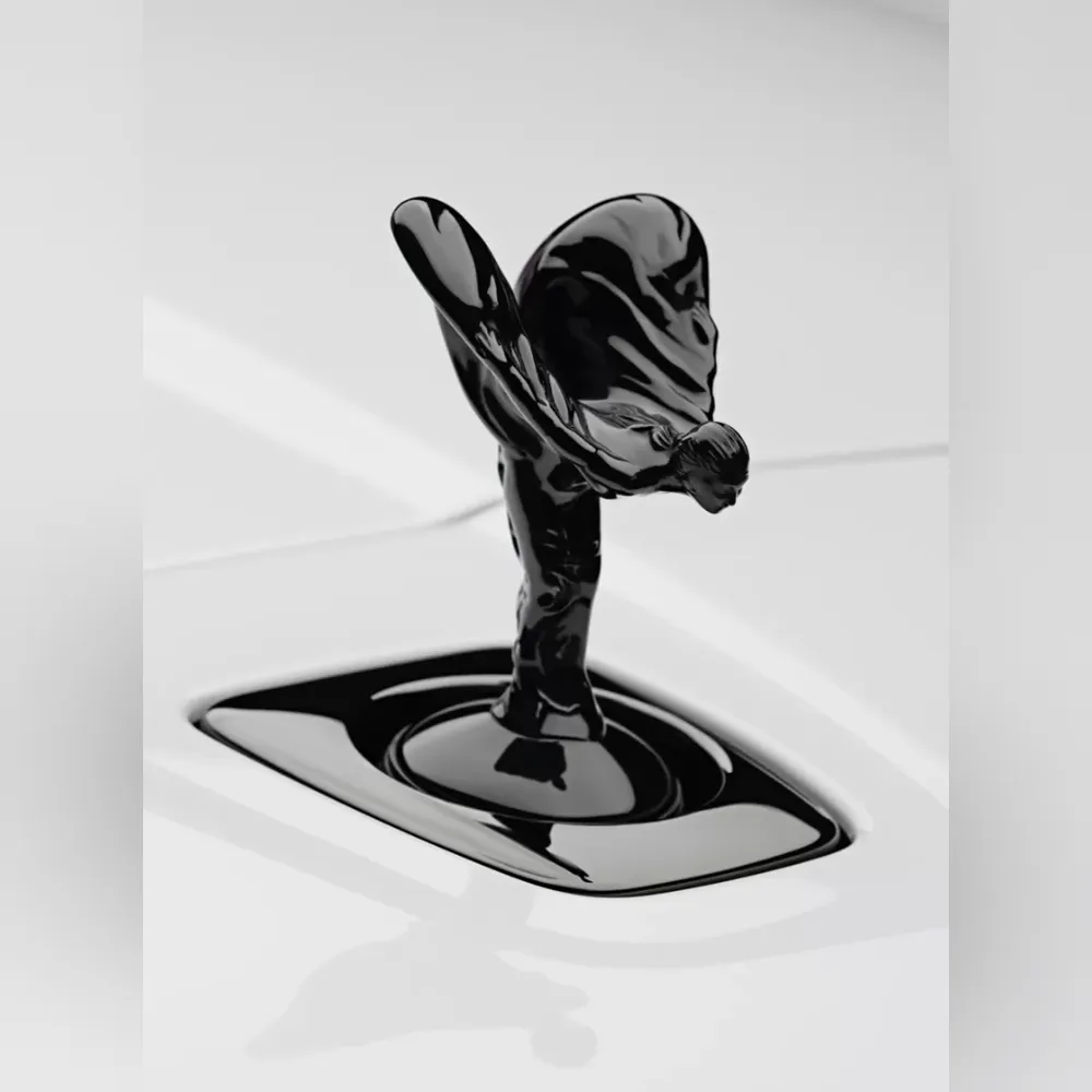 <p>ブラッククロームの Spirit of Ecstasy、グリルやバッジなど外装ディテールの暗色化、専用ホイールデザインを採用。内装は素材・色の選択肢が豊富で Bespoke（高級注文仕様）対応。外観・内装で個性を出せる仕様。</p>