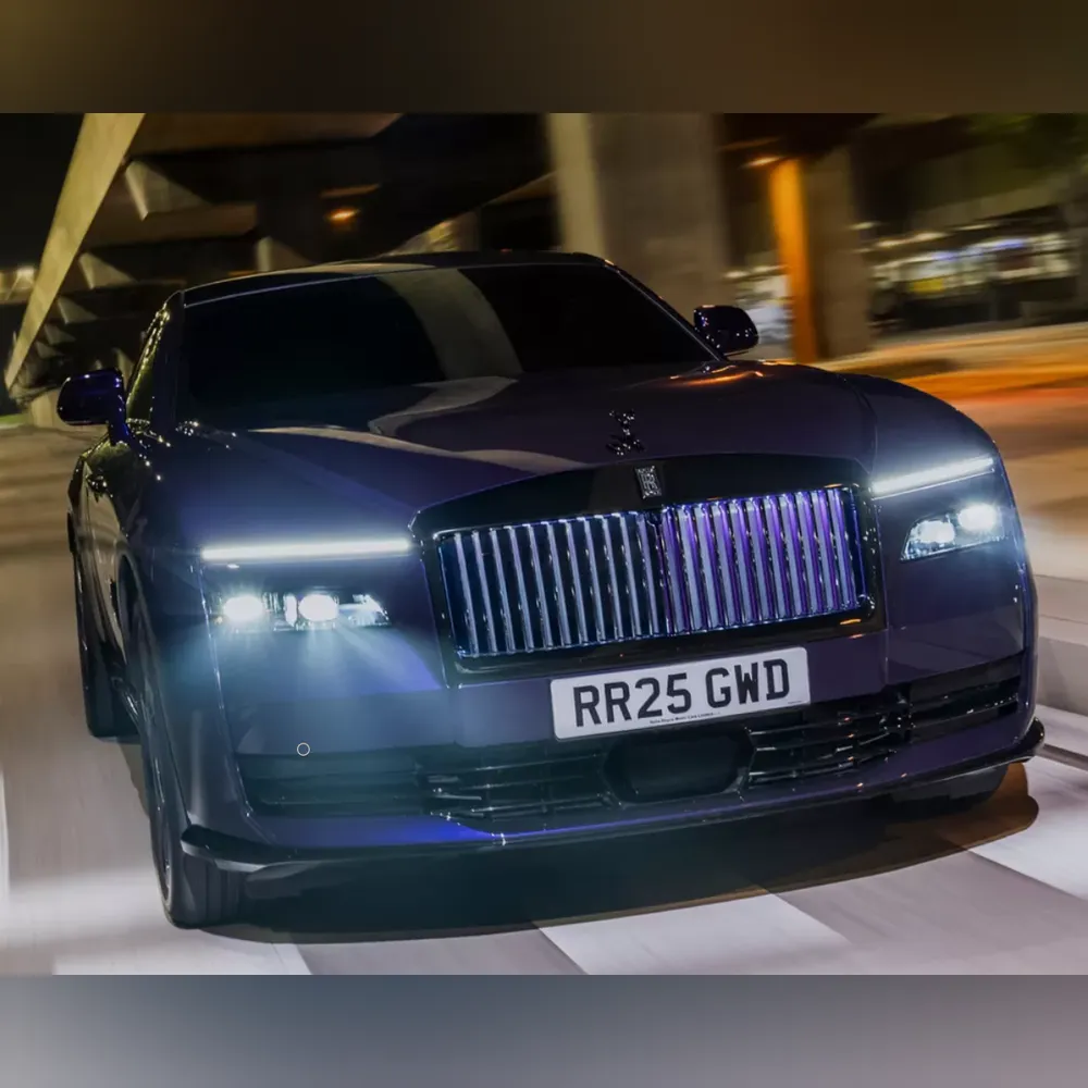 <p>標準モデルより出力とトルクが強化された V12 エンジンを搭載するモデルが Ghost や Cullinan などに展開。0-100km/h 加速時間は Ghost Black Badge で約 4.7 秒。ドライビングモードとシャーシチューニングにより操縦性を高めている。日常の高速道路や山道での走行でその性能が発揮される設計。</p>