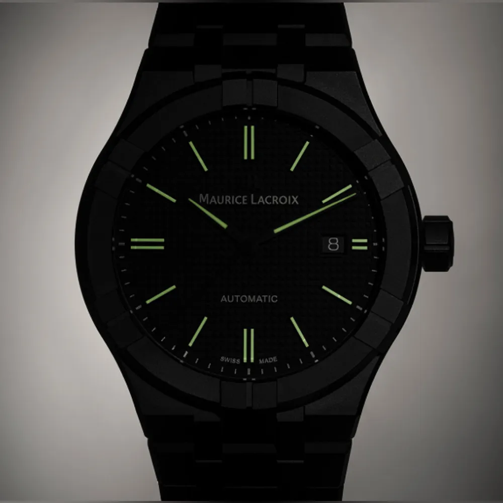 <p>ブラックの Clous de Paris 模様ダイヤルに、ブラックのインデックスおよび針（白い Super-LumiNova 塗布）を装備。3時位置に日付表示。夜間・暗所での視認性を確保。ベゼルにはアイコンモデル特有の六つの“クロー”デザイン。秒針も黒めプレート。視覚的な統一感と機能性を併せ持つ仕様。</p>