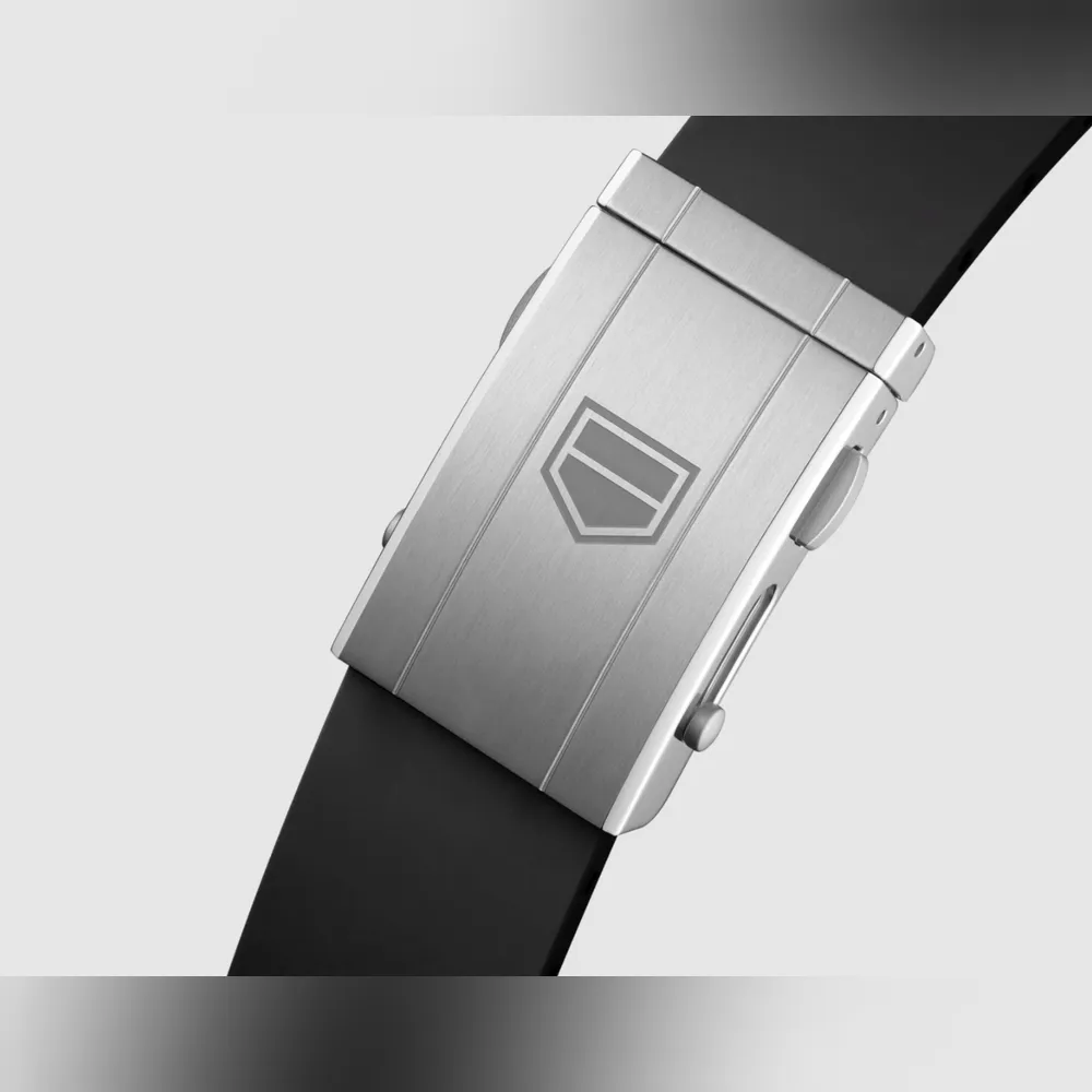 <p>ケース径 44mm。ブラックラバーストラップ一体型デザイン。プッシュボタンフォールディングクラスプ付き。無作為な日常での着用可能性を想定。</p>