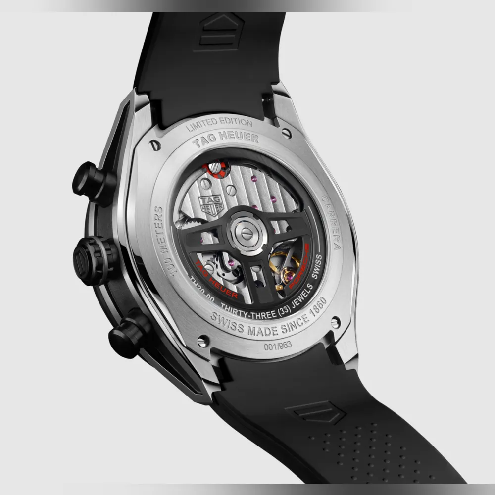 <p>ムーブメントは自社製 TH20-00。自動巻き(Automatic)、パワーリザーブ最大 80 時間。振動数 28,800 振動/時。クロノグラフ機能(1/4 秒計測、30 分/12 時間 累積計)。耐水 100m。</p>