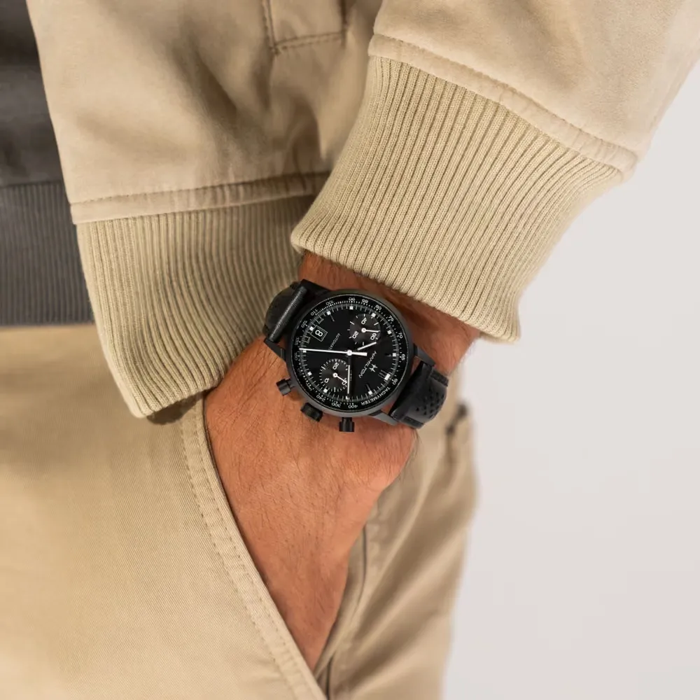 <p>ケース径 40mm、厚さ 14.45mm。ブラック PVD コーティングを施したステンレススティールケース。パンチングレザーストラップ付きでラグ幅 20mm。日常使い可能なサイズ。</p>