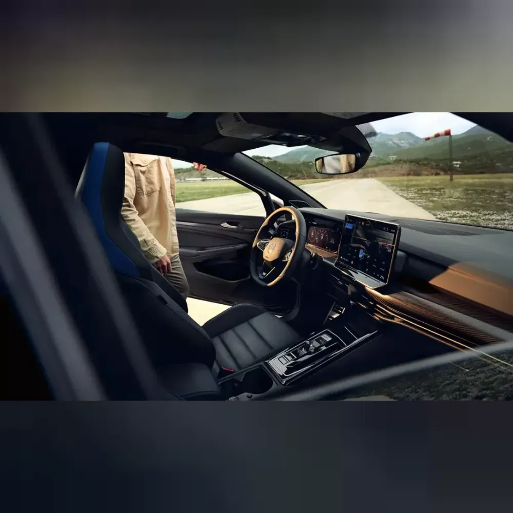 <p>R パフォーマンスパッケージ標準装備。最高速度を 270km/h へ引き上げ、ドリフトモードとスペシャルモードを追加。</p>