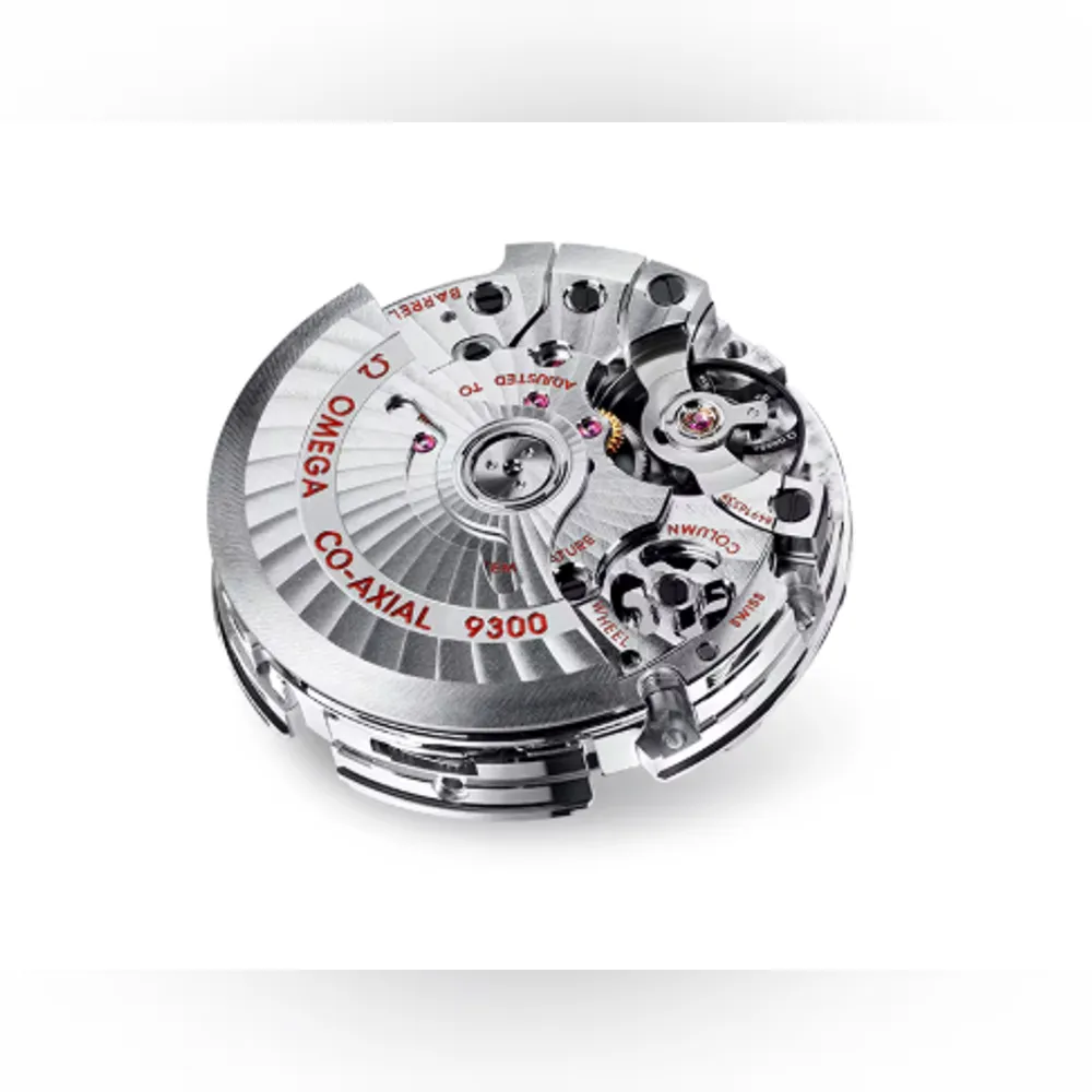 <p>搭載ムーブメントはOMEGA Calibre 9300 自動巻きクロノグラフ。クロノメーター認定取得。クロノグラフ機能と日付表示を備える。両方向巻上げ式で安定した動力供給が可能。サファイアクリスタル風防を採用し、耐傷性と視認性を両立</p>