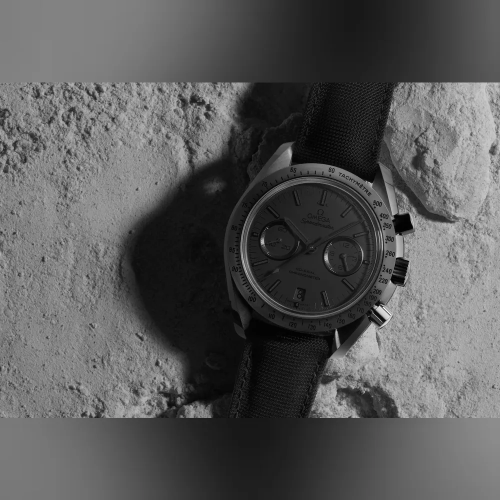 <p>ケース径44.25mm、厚さ約16mmのブラックセラミック製。傷や腐食に強く、防水性能50mを備える。タキメーター付きベゼルと棒インデックスを搭載し、クロノグラフ計測に対応。リモートワークから外出まで日常シーンで活用可能。</p>