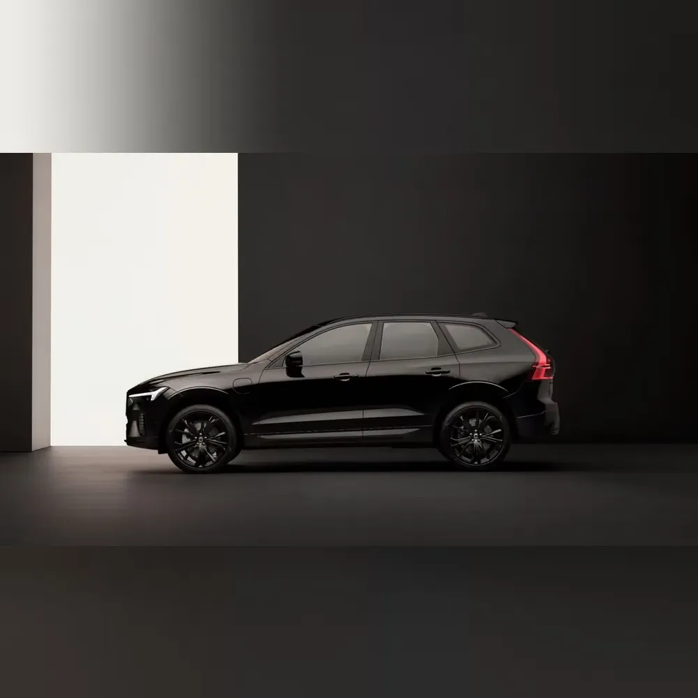 <p>2.0 リッターターボ＋電動モーター構成による高出力と AWD によって、加速性能と路面対応力を確保。専用ブラックアクセントとホイールにより外観での違いを演出。ドライブモード切り替えで「パワー／ハイブリッド／EV」など、多様な走りを実現。</p>